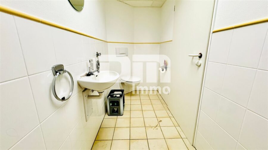 Ladeneinheit und Büro / Praxisfläche teilvermietet im Paket mit umfangreicher Ausstattung - Einheit 2 - WC